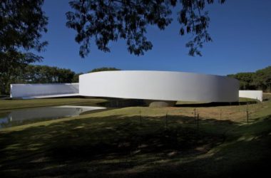 BIM建筑|宛如一条飘逸的纯白丝带：日本移民博物馆 / Gustavo Penna-BIM建筑网