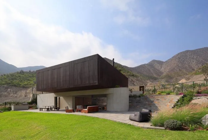 BIM建筑|山野乡村的有机住宅——“木盒之下” / Martin Dulanto Arquitecto