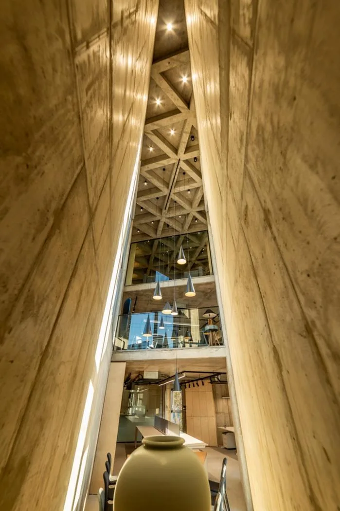 BIM建筑|混凝土构筑的抽象几何空间：Atelier 11办公楼 / Atelier 11