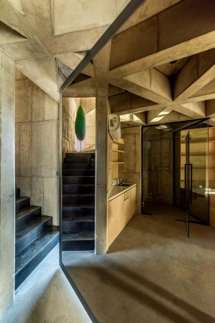 BIM建筑|混凝土构筑的抽象几何空间：Atelier 11办公楼 / Atelier 11