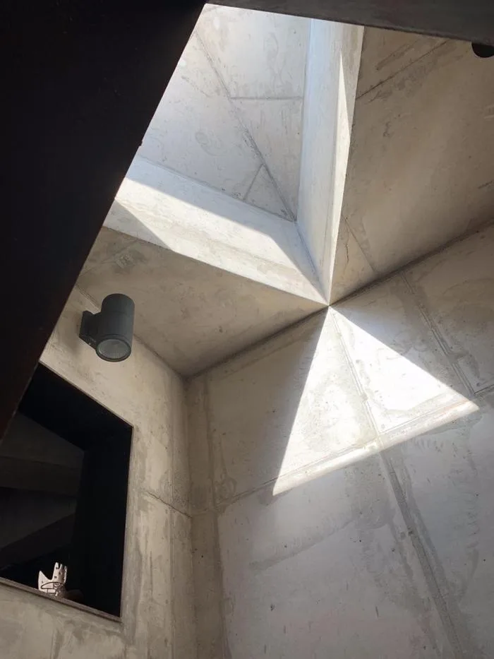 BIM建筑|混凝土构筑的抽象几何空间：Atelier 11办公楼 / Atelier 11