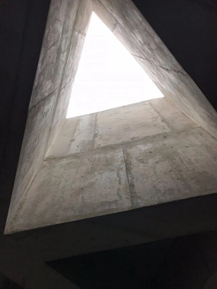 BIM建筑|混凝土构筑的抽象几何空间：Atelier 11办公楼 / Atelier 11