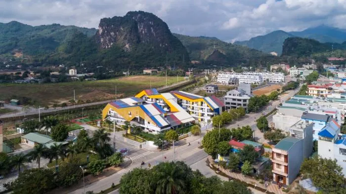 BIM建筑|五彩斑斓，互相嵌套的“山坡‘幼儿园 / 1+1>2
