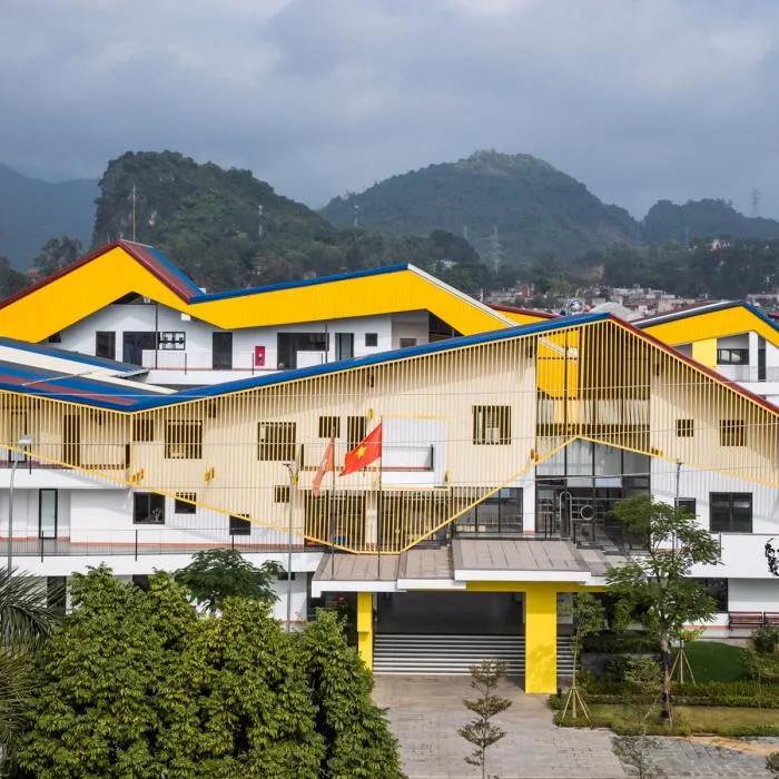 BIM建筑|五彩斑斓，互相嵌套的“山坡‘幼儿园 / 1+1>2