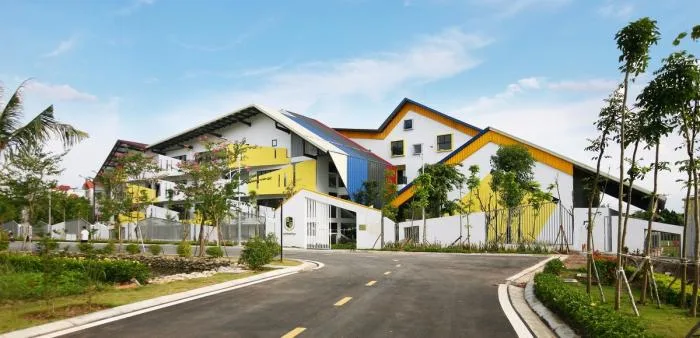 BIM建筑|五彩斑斓，互相嵌套的“山坡‘幼儿园 / 1+1>2