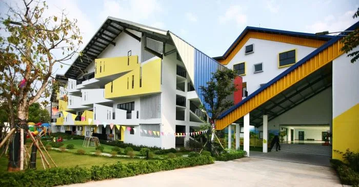 BIM建筑|五彩斑斓，互相嵌套的“山坡‘幼儿园 / 1+1>2