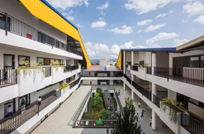 BIM建筑|五彩斑斓，互相嵌套的“山坡‘幼儿园 / 1+1>2