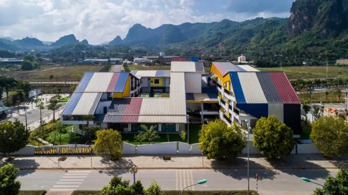 BIM建筑|五彩斑斓，互相嵌套的“山坡‘幼儿园 / 1+1>2