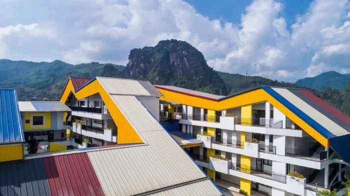 BIM建筑|五彩斑斓，互相嵌套的“山坡‘幼儿园 / 1+1>2