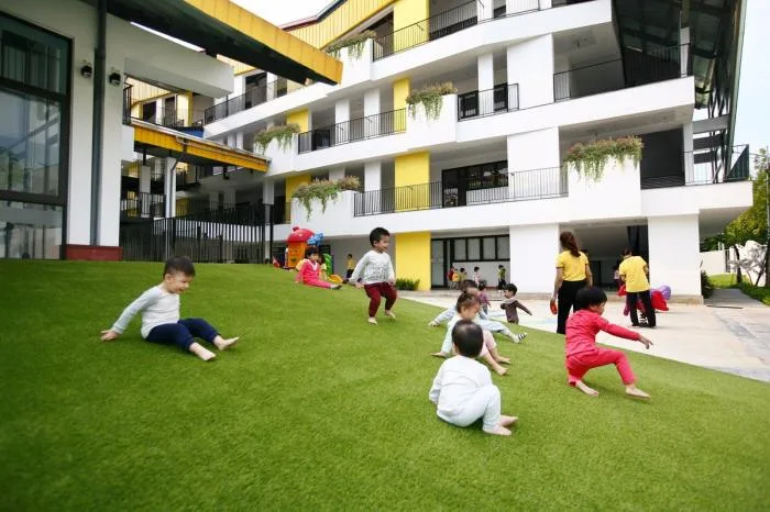 BIM建筑|五彩斑斓，互相嵌套的“山坡‘幼儿园 / 1+1>2