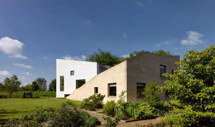 BIM建筑|乡村风景里的双人舞：英国景天草住宅 / Featherstone Young