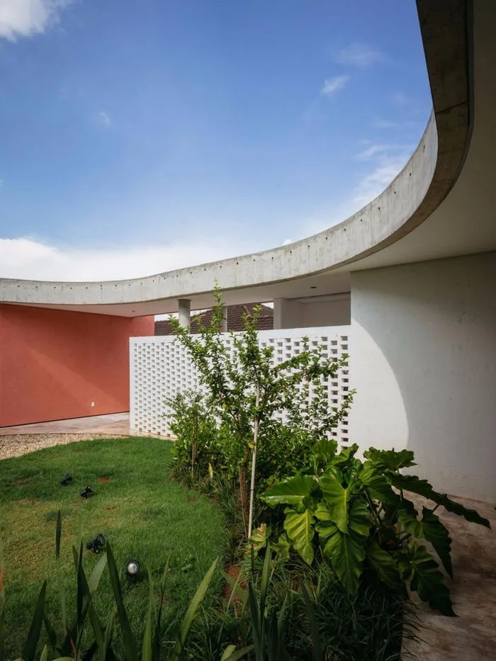 BIM建筑|方与圆营造的花园式住宅：Cauman之家 / Estúdio BRA