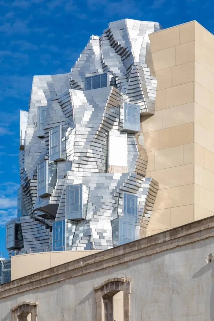 BIM建筑|弗兰克·盖里作品LUMA大厦即将竣工，银色铝板覆盖的动感雕塑