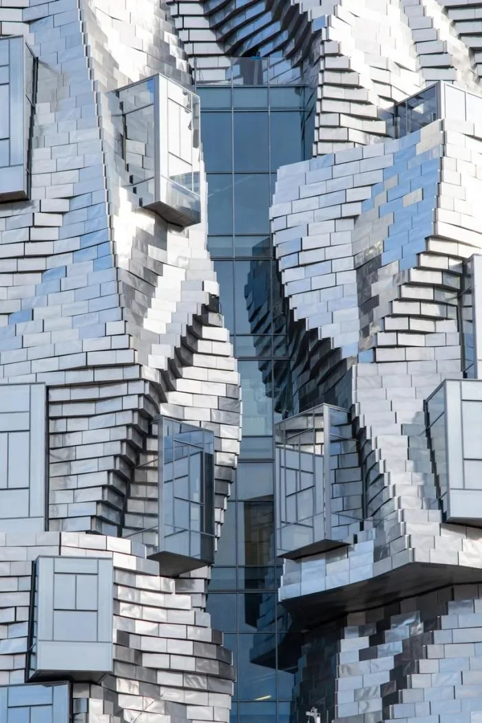 BIM建筑|弗兰克·盖里作品LUMA大厦即将竣工，银色铝板覆盖的动感雕塑