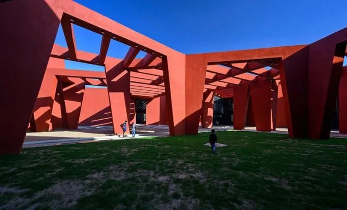 BIM建筑|来自火红色的热烈暴击：角形网格梁架遮荫下的校园 / Sanjay Puri