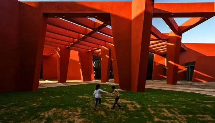 BIM建筑|来自火红色的热烈暴击：角形网格梁架遮荫下的校园 / Sanjay Puri