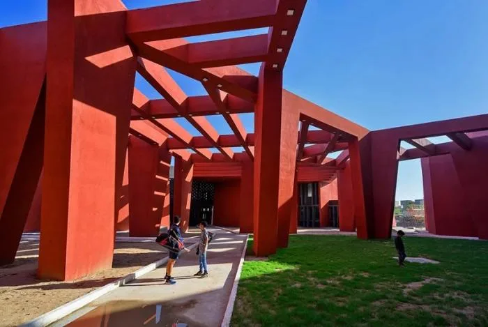 BIM建筑|来自火红色的热烈暴击：角形网格梁架遮荫下的校园 / Sanjay Puri