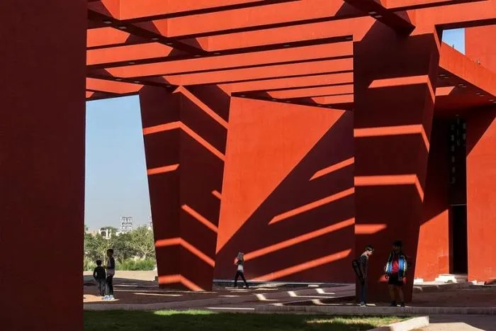 BIM建筑|来自火红色的热烈暴击：角形网格梁架遮荫下的校园 / Sanjay Puri