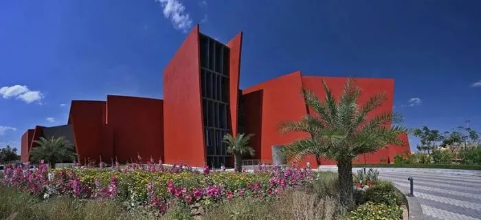 BIM建筑|来自火红色的热烈暴击：角形网格梁架遮荫下的校园 / Sanjay Puri