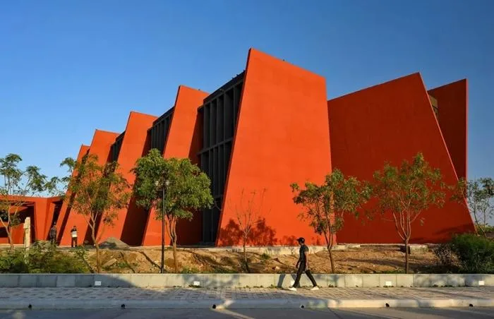 BIM建筑|来自火红色的热烈暴击：角形网格梁架遮荫下的校园 / Sanjay Puri