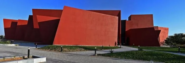 BIM建筑|来自火红色的热烈暴击：角形网格梁架遮荫下的校园 / Sanjay Puri