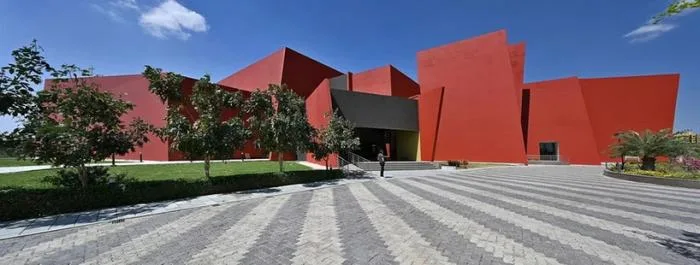 BIM建筑|来自火红色的热烈暴击：角形网格梁架遮荫下的校园 / Sanjay Puri