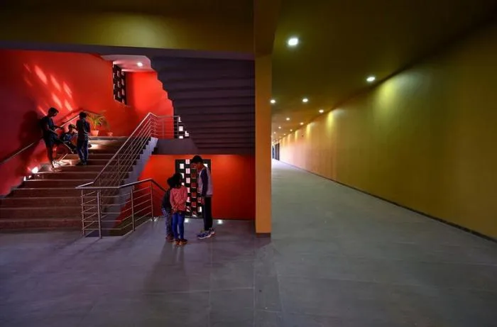 BIM建筑|来自火红色的热烈暴击：角形网格梁架遮荫下的校园 / Sanjay Puri