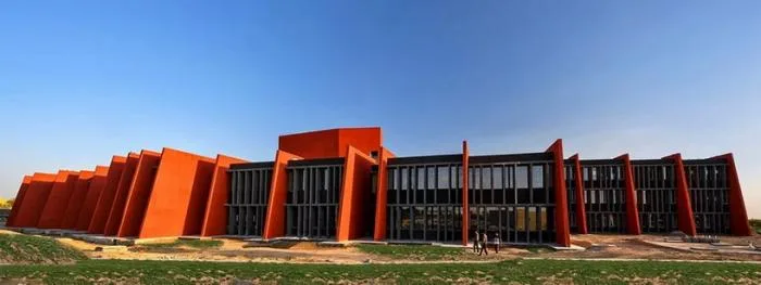 BIM建筑|来自火红色的热烈暴击：角形网格梁架遮荫下的校园 / Sanjay Puri