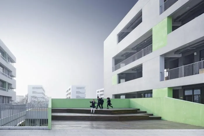 BIM建筑|小河弯弯，愉快嬉戏的童年——宁波杭州湾滨海小学 / 浙江大学建筑设计研究院