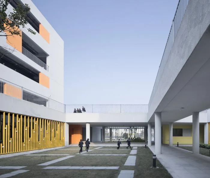 BIM建筑|小河弯弯，愉快嬉戏的童年——宁波杭州湾滨海小学 / 浙江大学建筑设计研究院