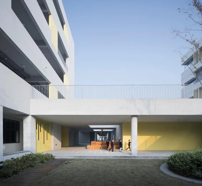 BIM建筑|小河弯弯，愉快嬉戏的童年——宁波杭州湾滨海小学 / 浙江大学建筑设计研究院