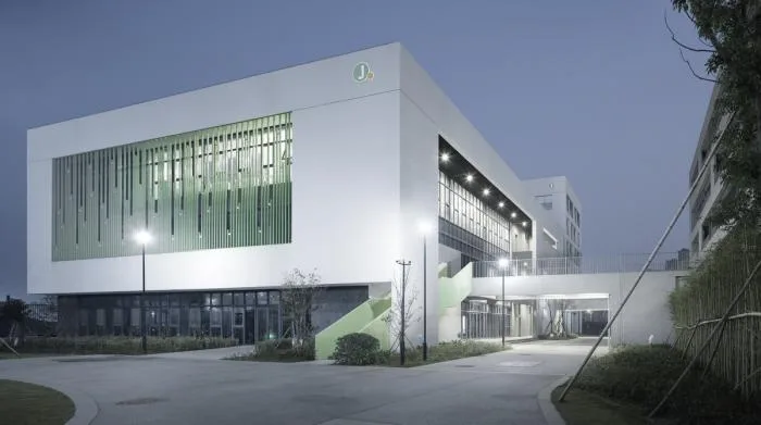 BIM建筑|小河弯弯，愉快嬉戏的童年——宁波杭州湾滨海小学 / 浙江大学建筑设计研究院