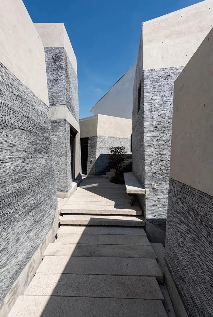 BIM建筑|一簇互相对望的“岩石”集群——Amanali住宅 / Rojkind Arquitectos