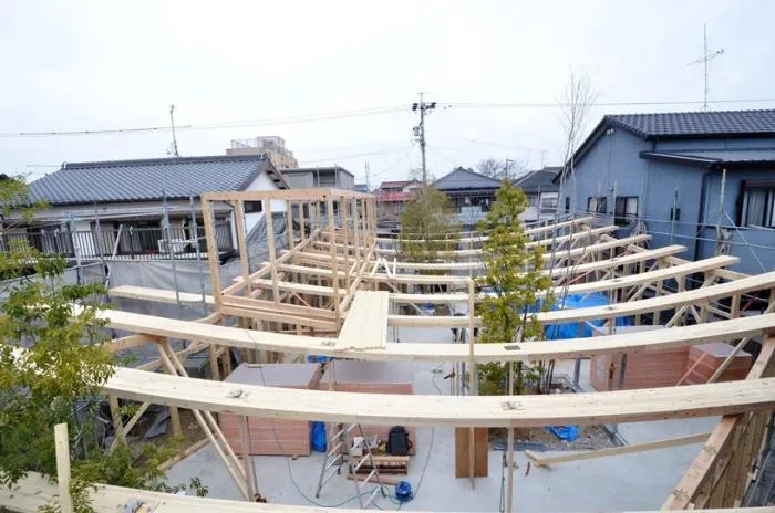 BIM建筑|白色飞船木屋，富有张力的伸展，Sannouno办公室 / Sudio Velocity
