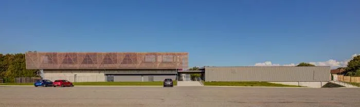 BIM建筑|轻落于农场草地上的蝴蝶：Ger体育场