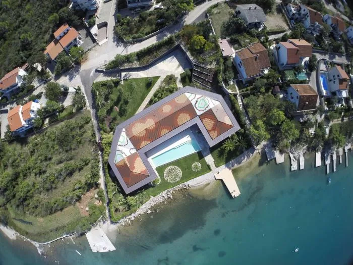 BIM建筑|湛蓝背景中的马赛克构图：克罗地亚海边木屋