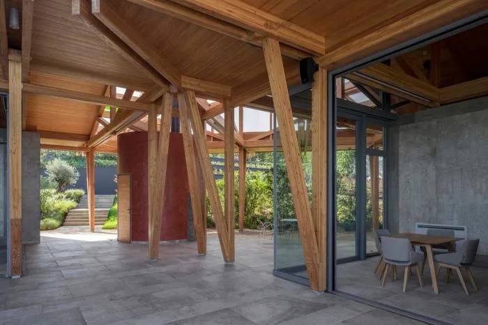 BIM建筑|湛蓝背景中的马赛克构图：克罗地亚海边木屋