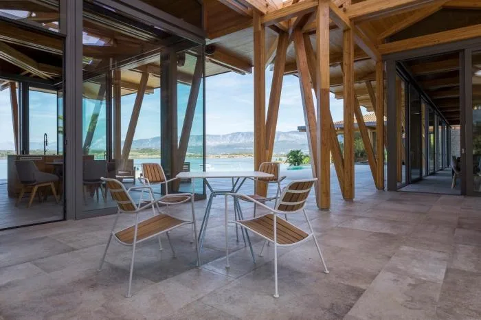 BIM建筑|湛蓝背景中的马赛克构图：克罗地亚海边木屋