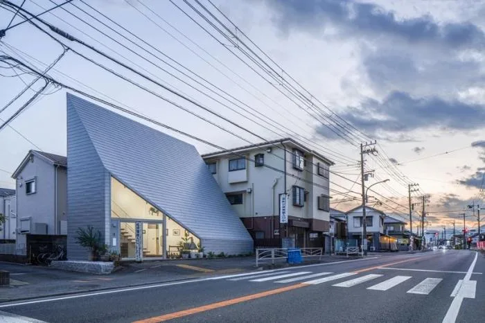 BIM建筑|陡坡屋顶和对角线展墙的三维构图：日本8.5住宅 / DOG