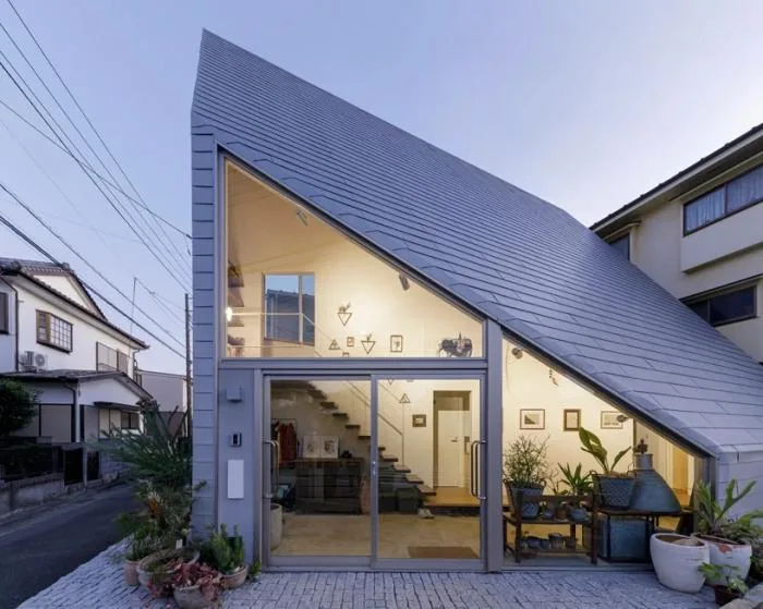 BIM建筑|陡坡屋顶和对角线展墙的三维构图：日本8.5住宅 / DOG