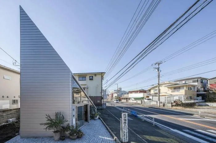 BIM建筑|陡坡屋顶和对角线展墙的三维构图：日本8.5住宅 / DOG