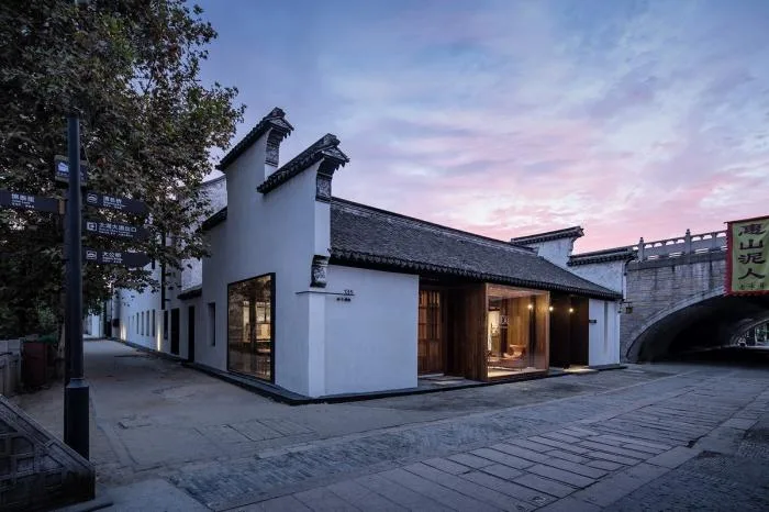 BIM建筑|白墙黛瓦下营造现代温暖空间，挚舍南禅观水酒店 / 本哲建筑