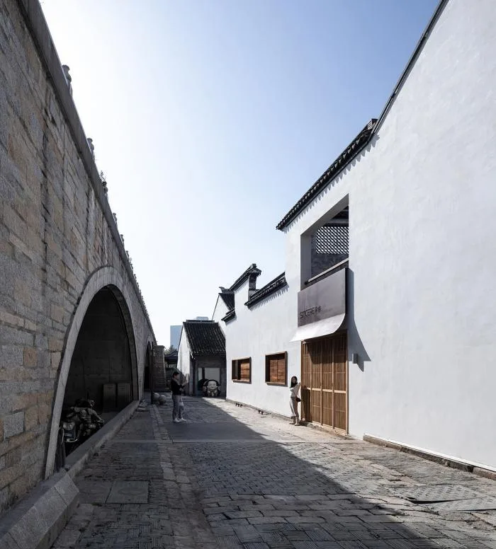 BIM建筑|白墙黛瓦下营造现代温暖空间，挚舍南禅观水酒店 / 本哲建筑
