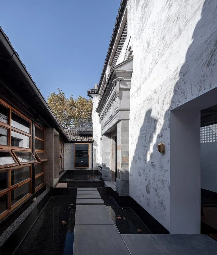 BIM建筑|白墙黛瓦下营造现代温暖空间，挚舍南禅观水酒店 / 本哲建筑