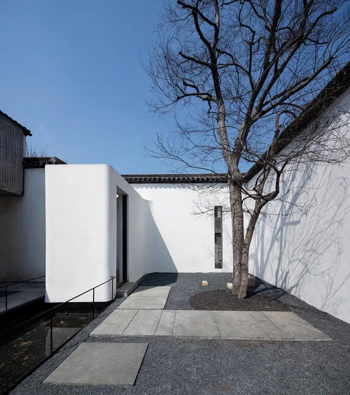 BIM建筑|白墙黛瓦下营造现代温暖空间，挚舍南禅观水酒店 / 本哲建筑