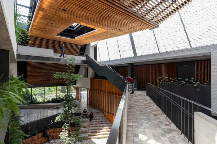 BIM建筑|于坚固外表下通透呼吸：厄瓜多尔自然大楼