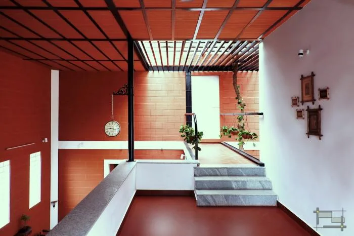 BIM建筑|庄重而透明，优雅而自然——印度红色“树屋” / PG Associates