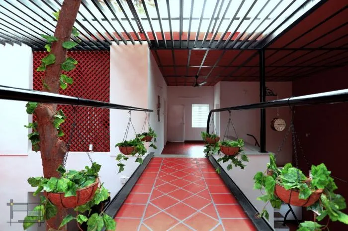 BIM建筑|庄重而透明，优雅而自然——印度红色“树屋” / PG Associates