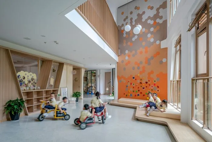 BIM建筑|简单几何勾勒而成的六边形“蜂巢”：杭州浦乐幼儿园杨家墩分园 / goa大象设计