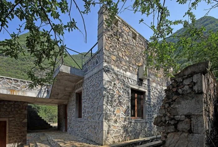 BIM建筑|匍匐于山脚下的巨石：楼纳露营服务中心 / 李兴钢工作室